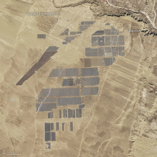 Vista aérea da fazenda solar Longyangxia, China