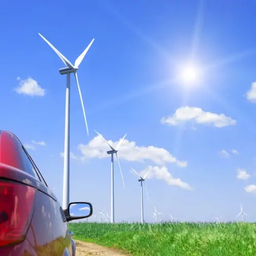 Carro elétrico em um parque eólico