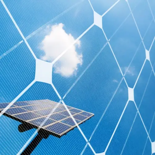 Nube reflejada en un panel solar 