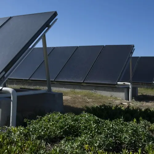Colector solar plano en un tejado