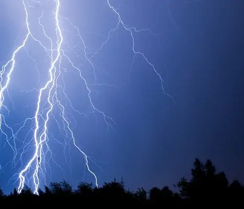 Rayo atravesando el cielo