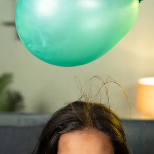 Pèl electritzat pel fregament d'un globus